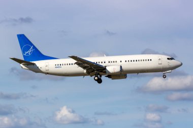 Miami, ABD - 15 Kasım 2022 iAero Havayolları Boeing 737-400 uçağı Miami Havaalanında (MIA).