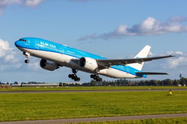 Amsterdam, Hollanda - 8 Ekim 2022 KLM Asia Boeing 777-200ER uçağı Amsterdam Schiphol havaalanında (AMS).