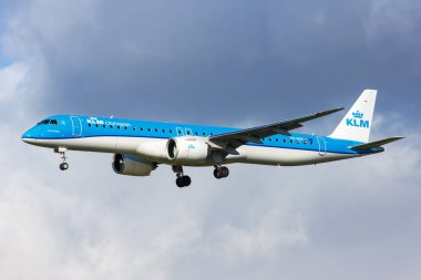 Amsterdam, Hollanda - 8 Ekim 2022 KLM Cityhopper Embraer 195 E2 uçağı Amsterdam Schiphol havaalanında (AMS).