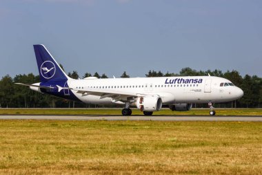 Hamburg, Almanya - 13 Ağustos 2022 Lufthansa Airbus A320 Almanya 'daki Hamburg havaalanında (HAM).