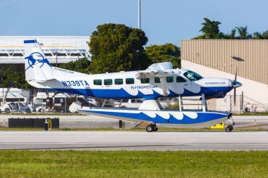 Fort Lauderdale, ABD 14 Kasım 2022 Ocean Tropic Airways Cessna 208B Grand Caravan uçağı Fort Lauderdale havaalanında (FLL).