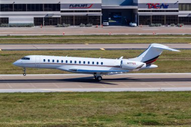 Dallas, ABD 12 Kasım 2022 NetJets Global Bombardıman uçağı Dallas Love Field havaalanında (DAL).