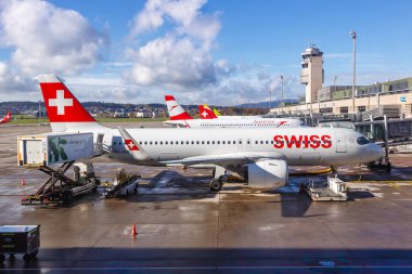 Zürih, İsviçre 16 Kasım 2022 İsviçre Airbus A320neo uçağı İsviçre 'deki Zürih havaalanında (ZRH).