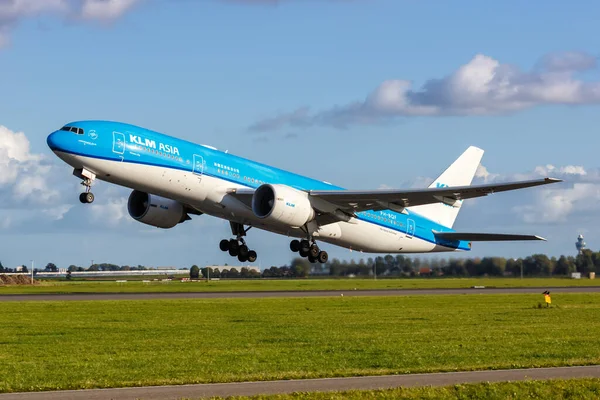オランダ アムステルダム発 2022年10月8日Klmアジアボーイング777 200Er機がオランダのアムステルダム スキポール空港 Ams に到着 — ストック写真