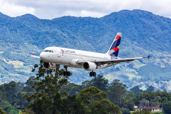 Medellín Colômbia Abril 2022 Avião Latam Airbus A320 Aeroporto Medellín — Fotografia de Stock