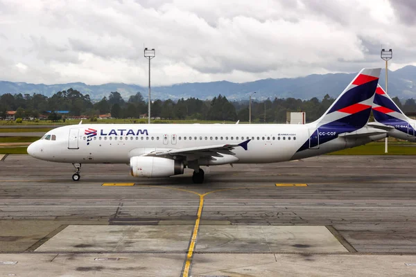 Medellin Colombia April 2022 Latam Airbus A320 Airplane Medellin Rionegro — Stock Photo, Image