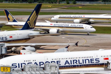 Changi, Singapur - 3 Şubat 2023 Singapur Havayolları Singapur 'daki Changi Havaalanı' nda (SIN) uçaklar.