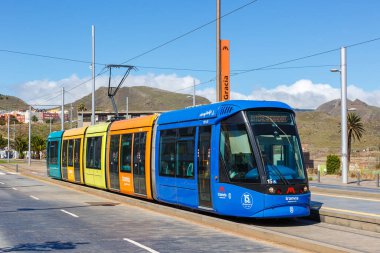 Tenerife, İspanya - 22 Eylül 2022 Modern Alstom Citadis 302 hafif tren hattı L1 hattındaki Gracia durağında Tenerife, İspanya.