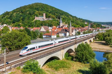 Gemuenden am Main, Almanya - 3 Ağustos 2022 ICE 3 of Deutsche Bahn DB yüksek hızlı tren yolu Gemuenden am Main, Almanya.