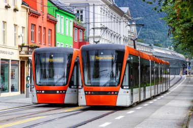 Bergen, Norveç - 18 Ağustos 2022 Bybanen hafif demiryolu toplu taşıma taşımacılığı Bergen, Norveç 'te Kaigaten Caddesi' nde.