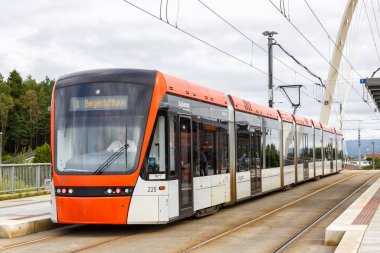 Bergen, Norveç - 18 Ağustos 2022 Bybanen hafif demiryolu toplu taşıma taşımacılığı Bergen, Norveç yakınlarındaki Birkelandsskiftet.
