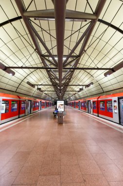 Hamburg, Almanya - 14 Ağustos 2022 Deutsche Bahn tren istasyonu Havalimanı portresi.