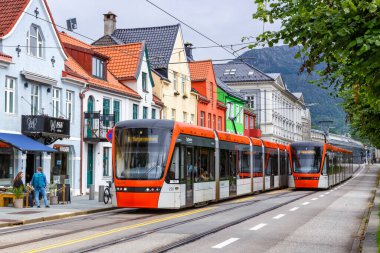 Bergen, Norveç - 18 Ağustos 2022 Bybanen hafif demiryolu toplu taşıma taşımacılığı Bergen, Norveç 'te Kaigaten Caddesi' nde.