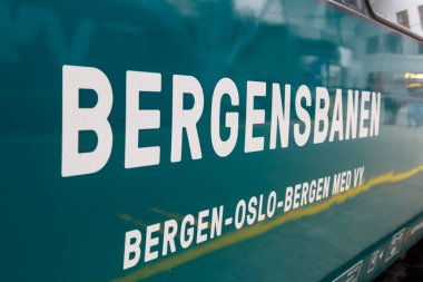 Bergen, Norveç - 18 Ağustos 2022 Bergen Hattı Bergensbanen treninde Bergen, Norveç 'teki tren istasyonunda.
