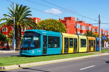 Tenerife, İspanya - 22 Eylül 2022 Modern Alstom Citadis 302 hafif tren hattı L1 hattında Museo de la Ciencia 'da Tenerife, İspanya' da toplu taşımayı durdurun..