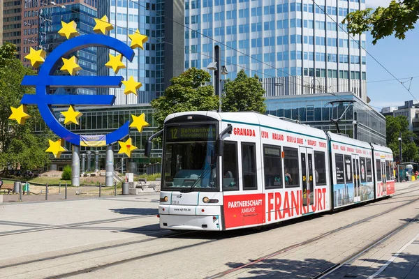 Frankfurt Nad Menem Niemcy Sierpnia 2022 Lekki Tramwaj Kolejowy Placu — Zdjęcie stockowe