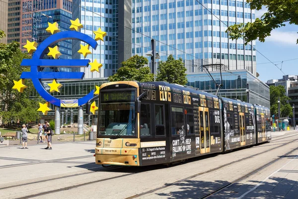 德国法兰克福 2022年8月3日德国法兰克福Willy Brandt Platz广场轻轨列车公共交通过境运输 — 图库照片