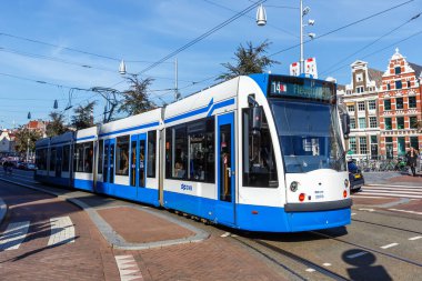 Amsterdam, Hollanda - 9 Ekim 2022 Siemens Combino tramvay tramvayı Amsterdam, Rokin 'de toplu taşımacılık taşımacılığı.