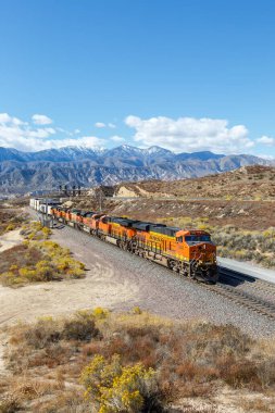 Los Angeles, ABD - 3 Kasım 2022 BNSF Demiryolu yük treni portresi formatı Los Angeles, ABD yakınlarındaki Cajon Geçidi 'nde.