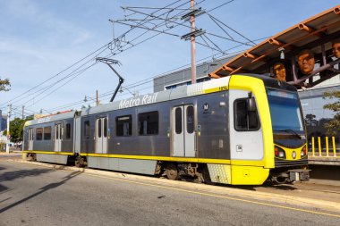 Los Angeles, ABD - 4 Kasım 2022 Metro Demiryolu Altını Tren Treni Los Angeles, ABD 'deki Pico Aliso durağında toplu taşımacılık.