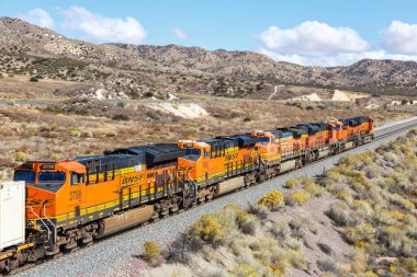 Los Angeles, ABD - 3 Kasım 2022 BNSF Demiryolu yük treni Los Angeles yakınlarındaki Cajon Geçidi, ABD.