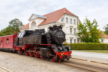 Almanya, Bad Doberan 'da Baederbahn Molli lokomotif tren rayları