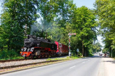Baederbahn Molli lokomotif tren rayları Heiligendamm, Almanya