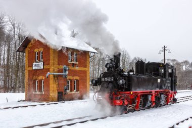 Steinbach, Almanya - 17 Aralık 2022 Pressnitztalbahn buharlı tren lokomotifi Steinbach, Almanya.