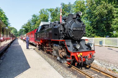 Baederbahn Molli lokomotif tren rayları Heiligendamm, Almanya