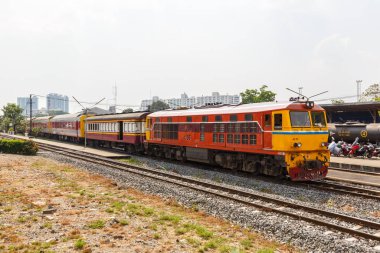 Bangkok, Tayland 14 Şubat 2023 Yolcu treni Bangkok, Tayland 'daki Bang Sue tren istasyonunda..