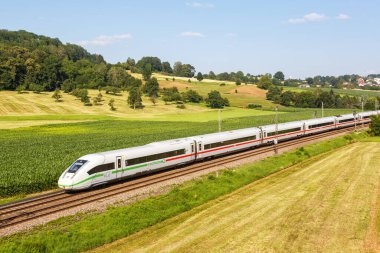 Uhingen, Almanya - 21 Temmuz 2021 ICE 4 hızlı Deutsche Bahn treni Uhingen, Almanya.