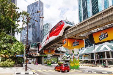 Kuala Lumpur, Malezya 5 Şubat 2023 Raja Chulan istasyonunda tek raylı tren Kuala Lumpur, Malezya.