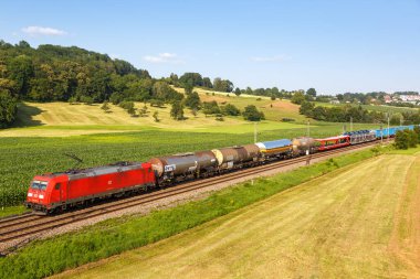 Uhingen, Almanya - 21 Temmuz 2021 Uhingen, Almanya 'da DB Deutsche Bahn kargo treni.