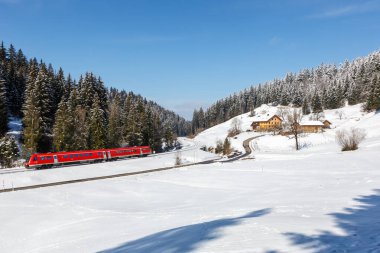 Oberstaufen, Almanya 28 Şubat 2023 Deutsche Bahn DB Bombardıman Bölgesel Taşımacılık Bölgesi Swinger treni Bavyera Oberstaufen, Almanya.