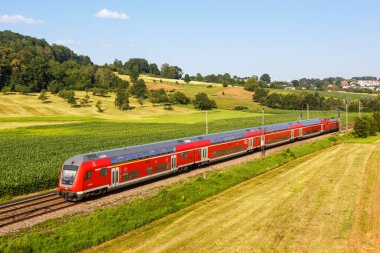Uhingen, Almanya - 21 Temmuz 2021 Uhingen, Almanya 'da DB Regio Deutsche Bahn tarafından işletilen bwegt Bölgesel treni.