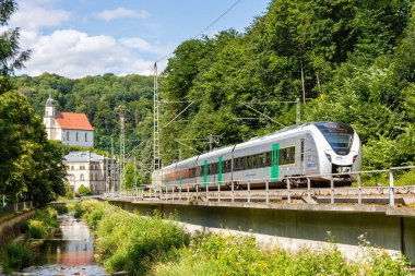 Tharandt, Almanya 31 Temmuz 2021 Alstom Coradia Continental treni Tharandt, Almanya 'da Mitteldeutsche Regiobahn MRB için.