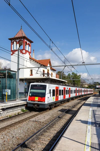 西班牙巴塞罗那 2022年4月4日Fgc通勤铁路区域列车在西班牙巴塞罗那Valldoreix火车站的肖像格式 — 图库照片