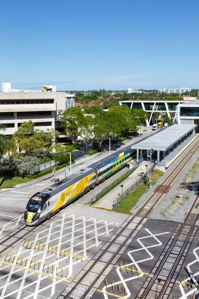 アメリカ合衆国フォートローダーデール 2022年11月13日アメリカ合衆国フロリダ州のフォートローダーデール駅の肖像画形式でのブライトラインの私鉄 — ストック写真