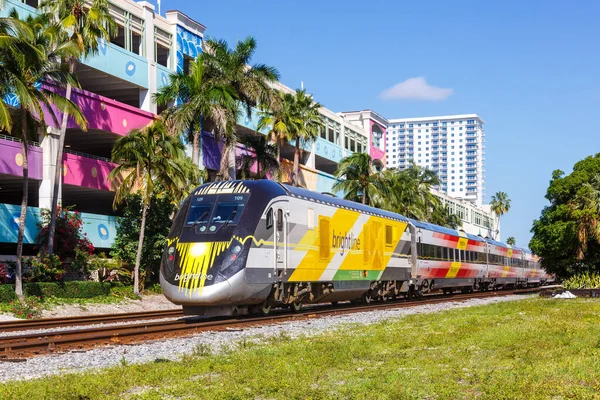 西棕榈滩 West Palm Beach 2022年11月14日 美国佛罗里达州西棕榈滩 West Palm Beach 的Brightline私营城际铁路列车 — 图库照片