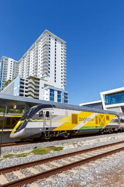 アメリカ合衆国ウェストパームビーチ 2022年11月14日アメリカ合衆国フロリダ州のウェストパームビーチ駅肖像画形式でのブライトラインの私鉄 — ストック写真