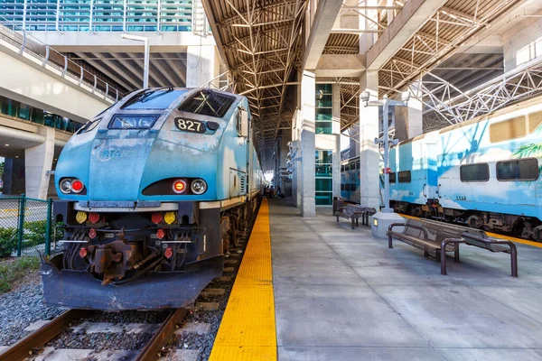 美国迈阿密 2022年11月15日 美国佛罗里达州迈阿密国际机场火车站的三铁通勤列车 — 图库照片