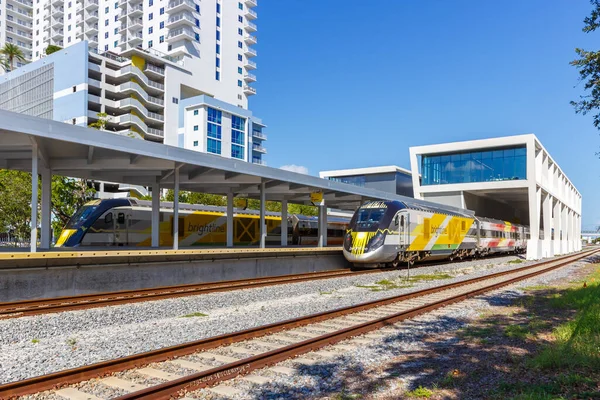 西棕榈滩 2022年11月14日在美国佛罗里达州西棕榈滩火车站 West Palm Beach Railway Station 的Brightline私人城际铁路列车 — 图库照片