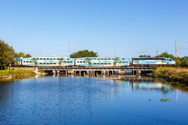 アメリカ合衆国デレイ ビーチ 2022年11月14日アメリカ合衆国フロリダ州デレイ ビーチの3線通勤電車 — ストック写真