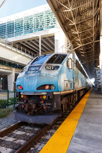 美国迈阿密 2022年11月15日美国佛罗里达州迈阿密国际机场火车站人像格式的三铁路通勤列车 — 图库照片
