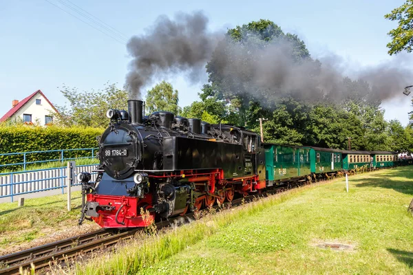 Almanya Sellin 'de Rasender Roland lokomotif tren rayları