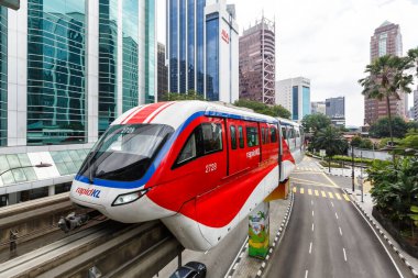 Kuala Lumpur, Malezya 5 Şubat 2023 Raja Chulan istasyonunda tek raylı tren Kuala Lumpur, Malezya.