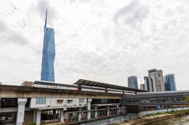 Kuala Lumpur, Malezya 5 Şubat 2023 Kelana Jaya treni Pasar Sana istasyonu ve gökdelen Merdeka PNB 118 Kulesi, Malezya.