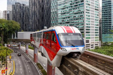 Kuala Lumpur, Malezya 5 Şubat 2023 Raja Chulan istasyonunda tek raylı tren Kuala Lumpur, Malezya.