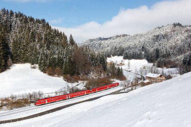 Oberstaufen, Almanya 28 Şubat 2023 Deutsche Bahn DB Bombardıman Bölgesel Taşımacılık Bölgesi Swinger treni Bavyera Oberstaufen, Almanya.