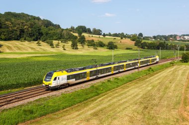 Uhingen, Almanya - 21 Temmuz 2021 Bwegt Bölgesel treni Almanya 'nın Uhingen şehrinde GoAhead tarafından işletilmektedir..